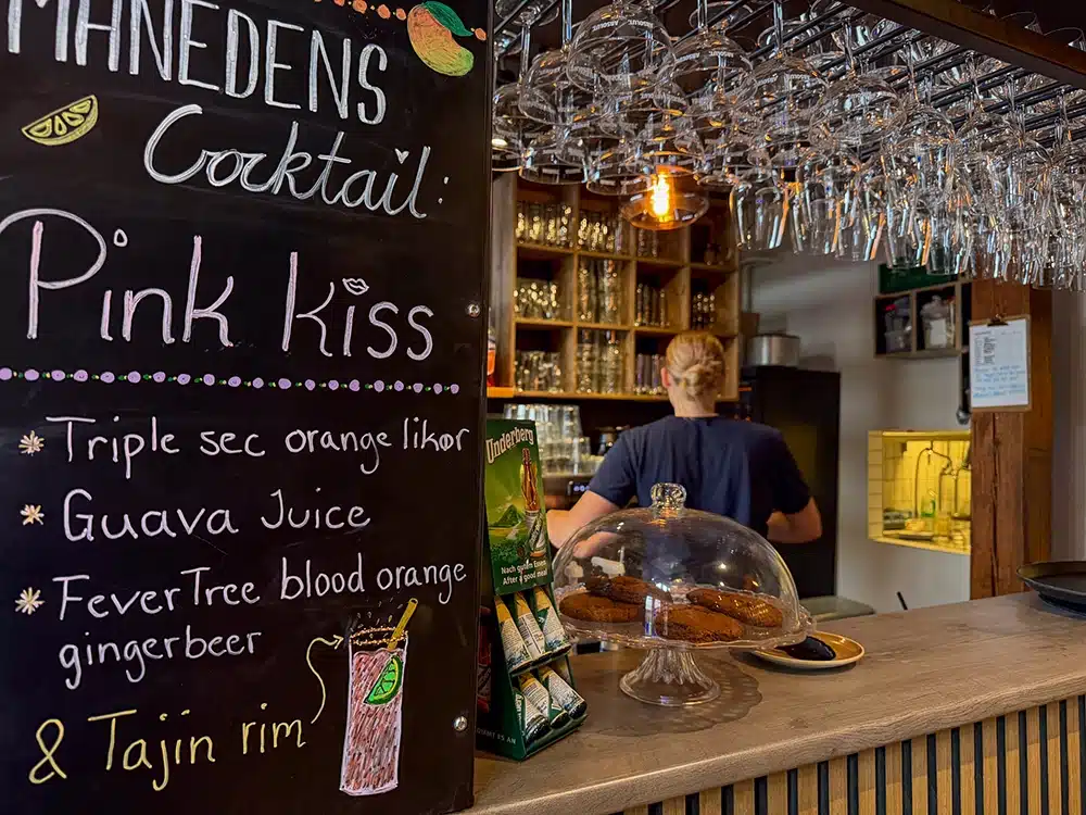 Bar med cocktailtavle og glas på GårdCafeen i Latinerkvarteret