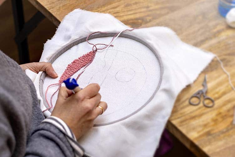 Bellis Embroidery Walk i Latinerkvarteret - Envato