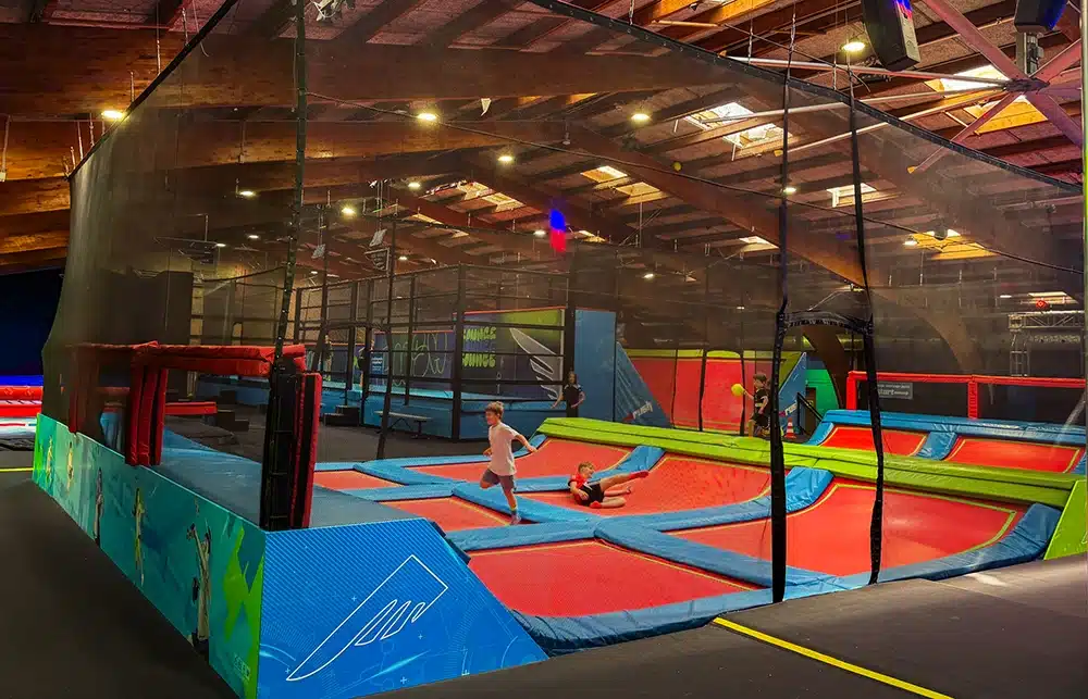 Børn hopper på trampoliner i RUSH Trampolinpark i Aarhus