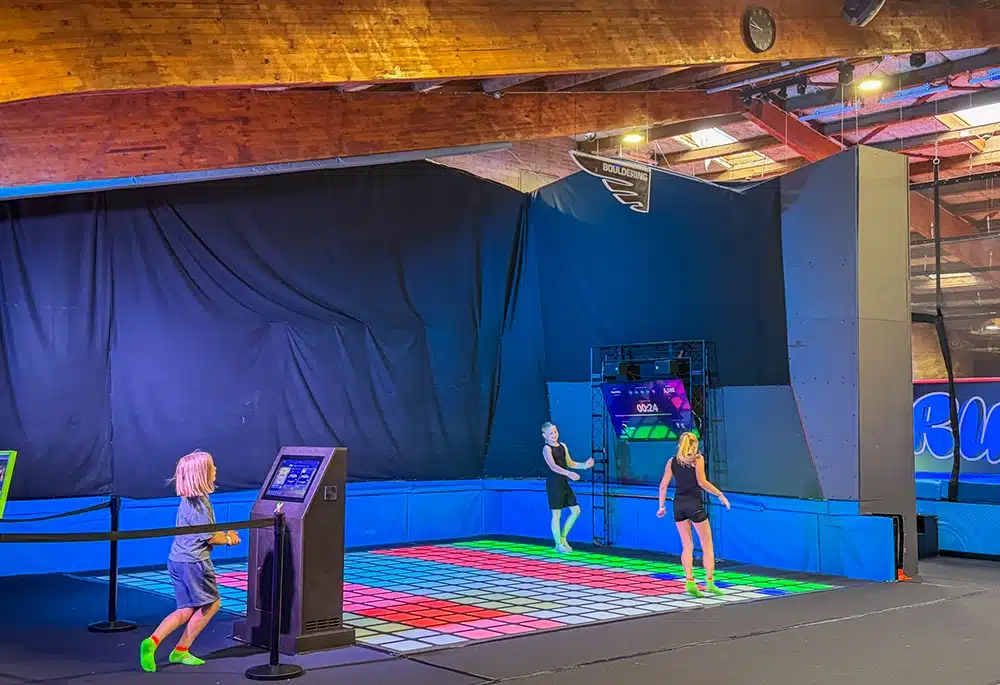 Børn konkurrerer på interaktivt Pixel Floor i RUSH Aarhus
