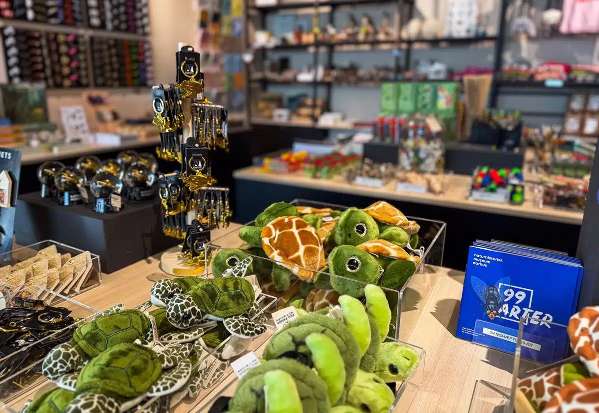 Butik med skildpaddebamser og souvenirs på Naturhistorisk Museum