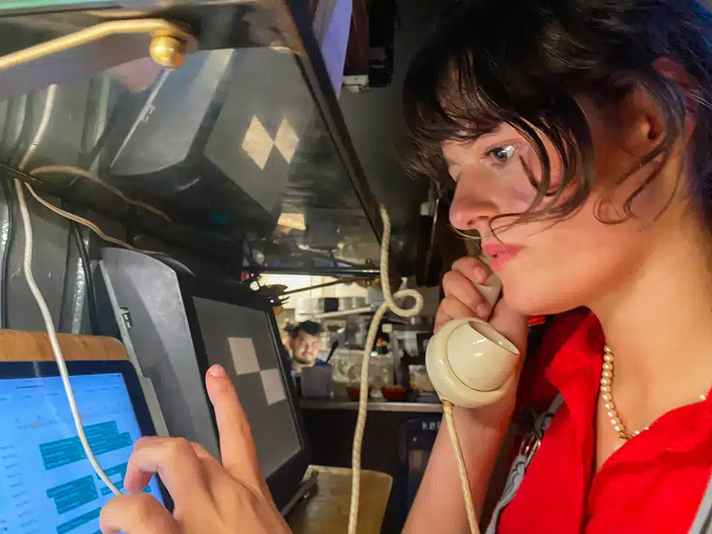 Carla tager telefonen hos på Klassisk Bistro