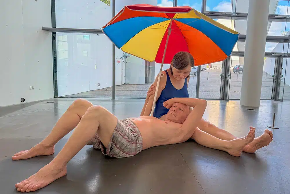 Favoritter fra samlingen på ARoS - Couple under an Umbrella - Ron Mueck Favoritter fra samlingen på ARoS - Couple under an Umbrella - Ron Mueck