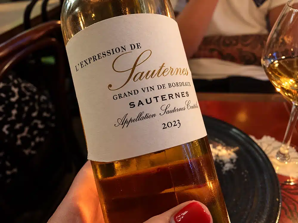 Flaske Sauternes serveret til middagen på Klassisk Bistro