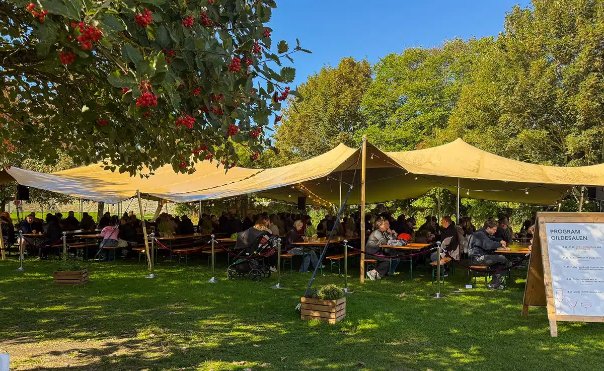 Gæster hygger i Gildesalen under Food Festival.