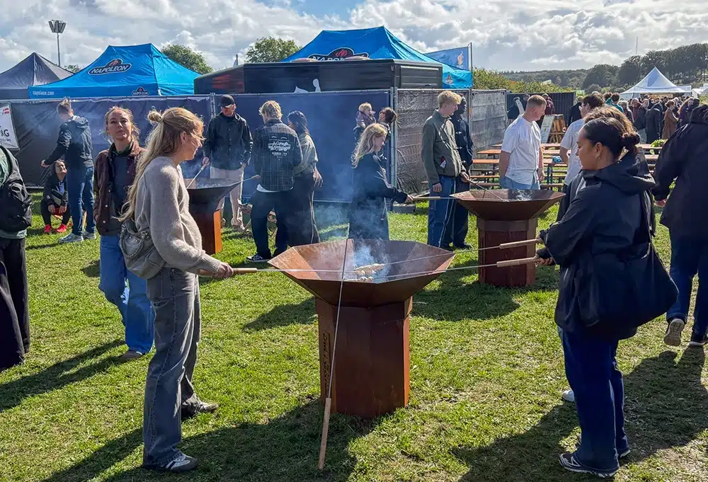 Gæster laver mad over åben ild på Food Festival