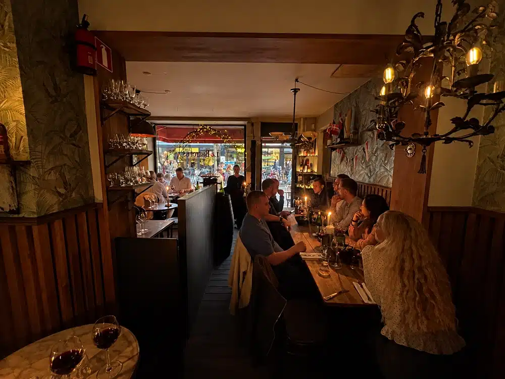 Gæster sidder tæt omkring bordene på Klassisk Bistro