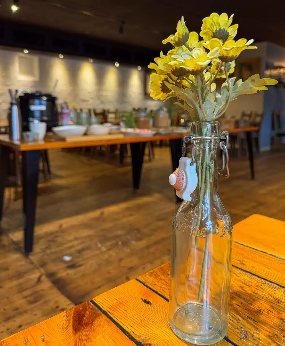 Gule blomster foran morgenbuffeten på GårdCafeen i Latinerkvarteret