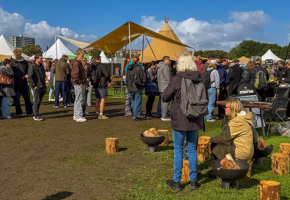 Mange gæster samlet mellem boderne på Food Festival Aarhus
