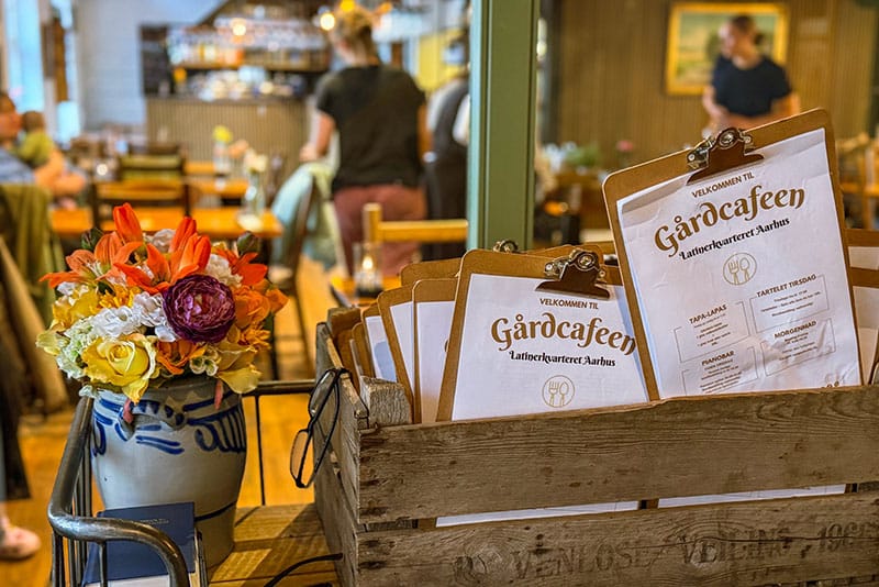GårdCafeen i Latinerkvarteret – hyggelig og fuld af personlighed