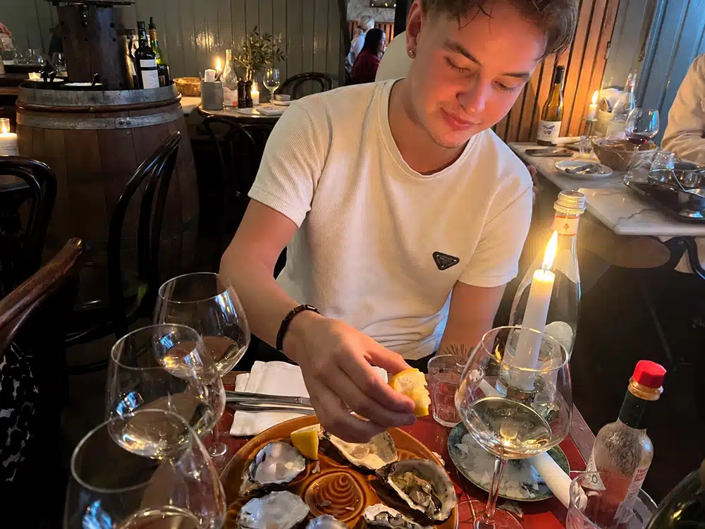 Østers og hvidvin serveret ved bordet på Klassisk Bistro