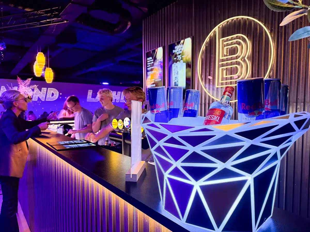 Oplyst cocktailstation foran baren og logoet i The Ballroom