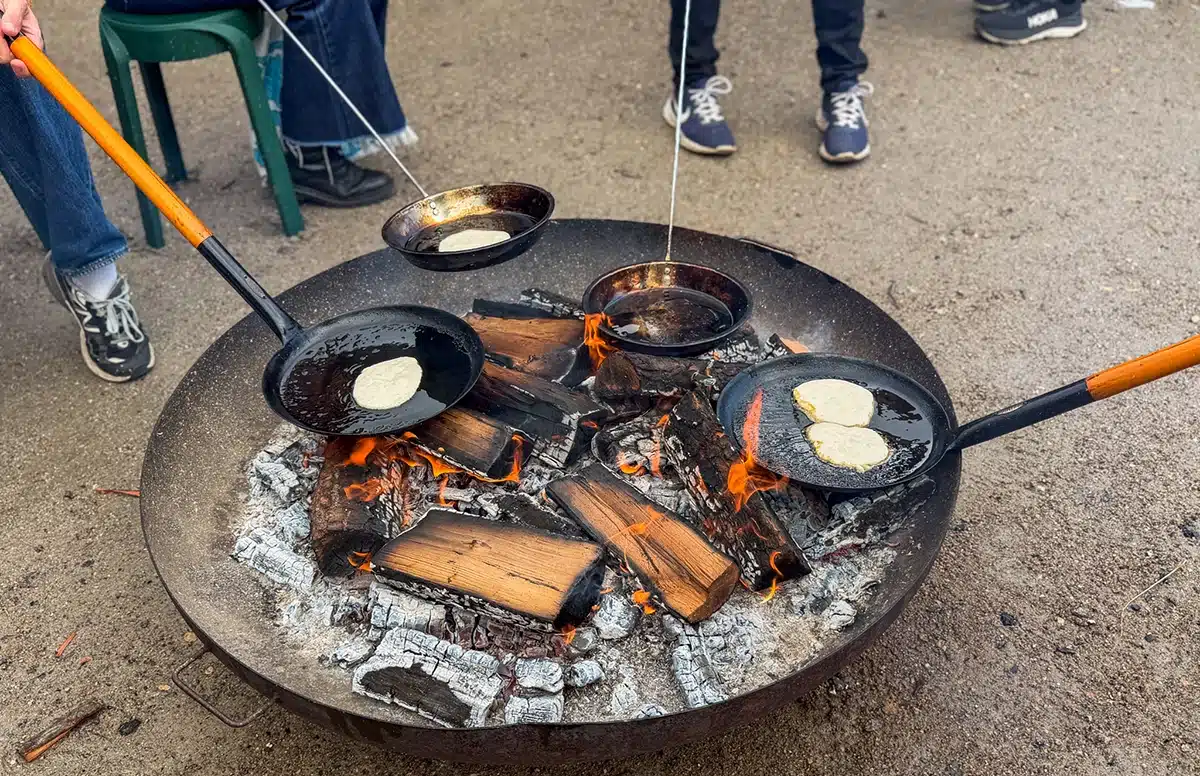 Pandekager bages over åben ild på Food Festival
