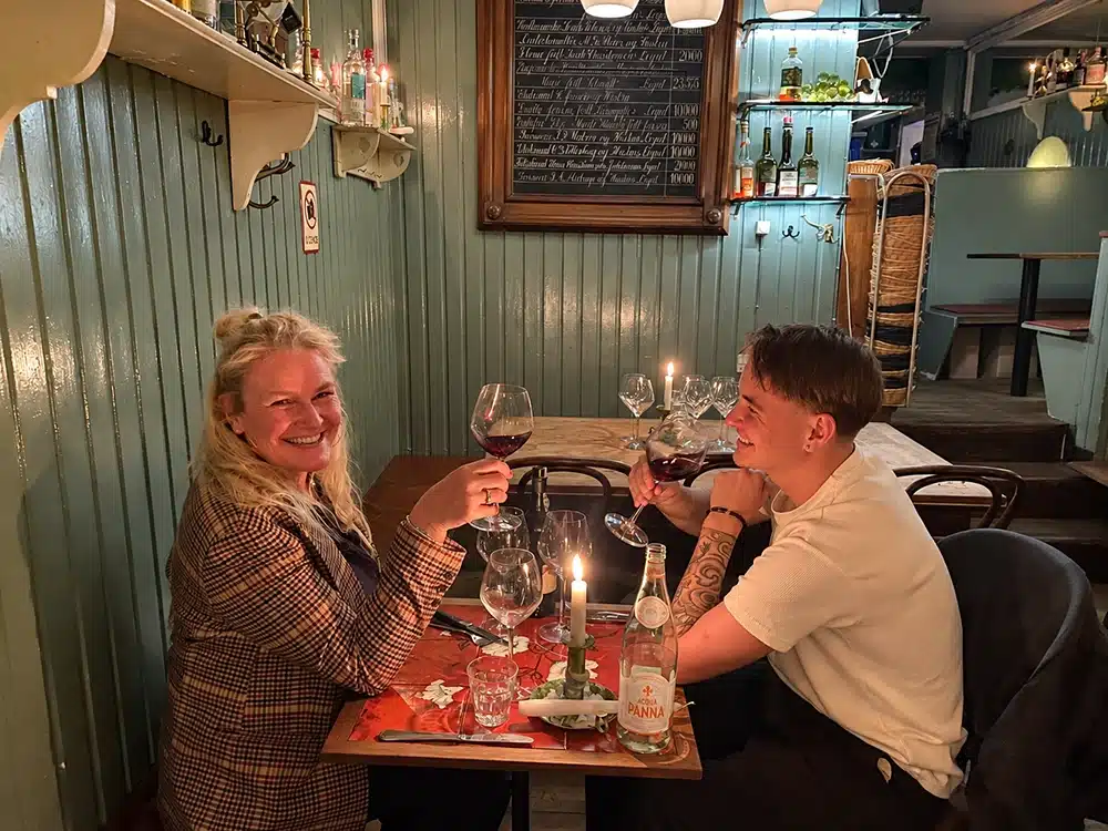 Skål i rødvin på Klassisk Bistro