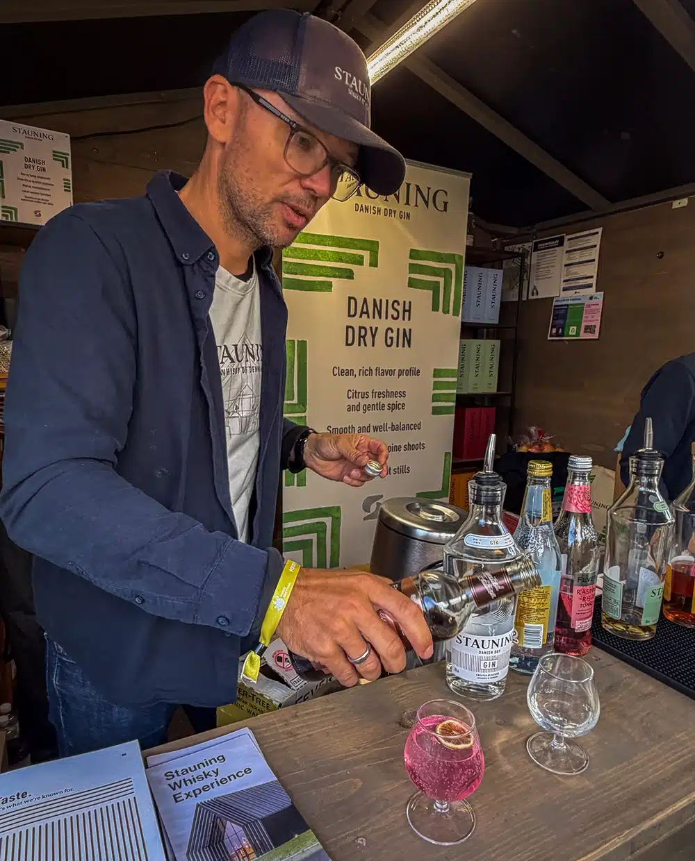 Stauning serverer gin for gæster på Food Festival Aarhus