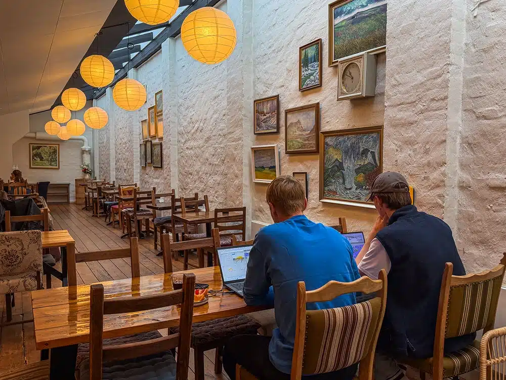 Studerende arbejder ved langbord på GårdCafeen i Latinerkvarteret