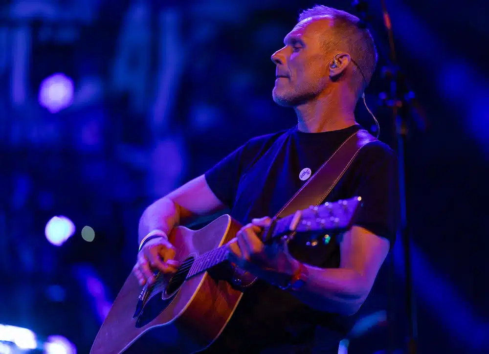 Thomas Sørensen spiller akustisk guitar under A Rush of Coldplay koncert - Foto Torben Iisager