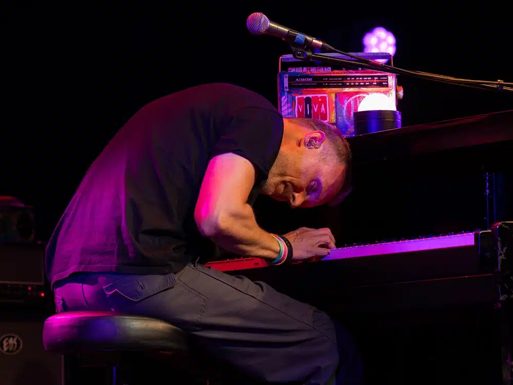 Thomas Sørensen spiller klaver under farverig A Rush of Coldplay-koncert - Foto Torben Iisager