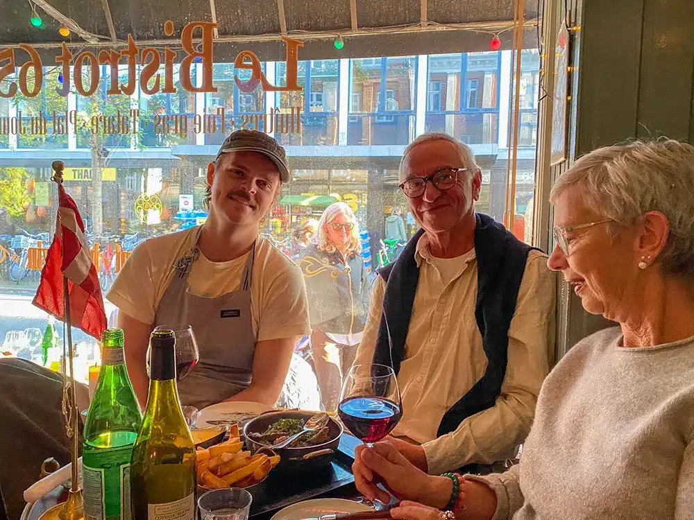 Tjener Jeppe med morfar Johan og mormor Lise på Klassisk Bistro