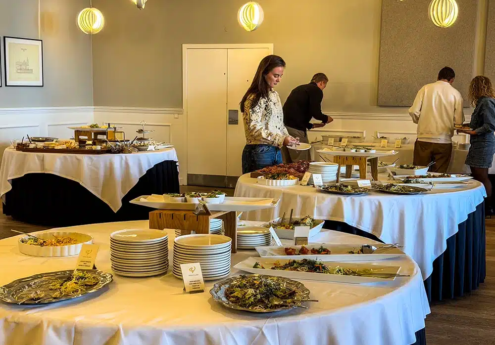 Brunchbuffet fordelt på flere borde på Varna Palæet