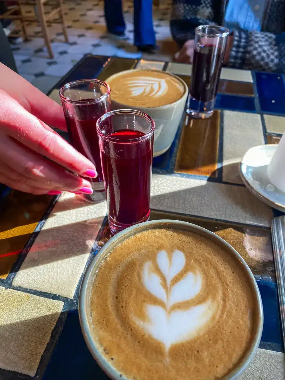 Café latte med latte art og shots hos OS, Kaffe & Vin - Foto Signe Kjær Høiberg