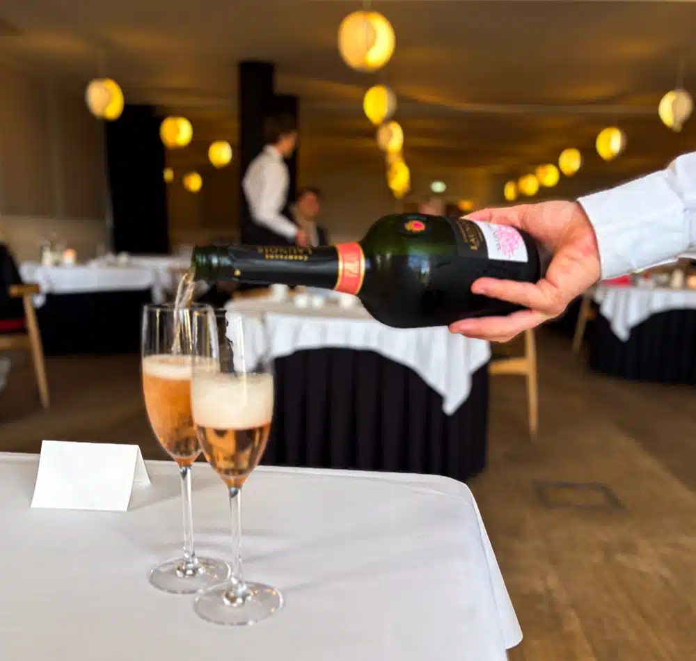 Champagne hældes op til brunch på Varna