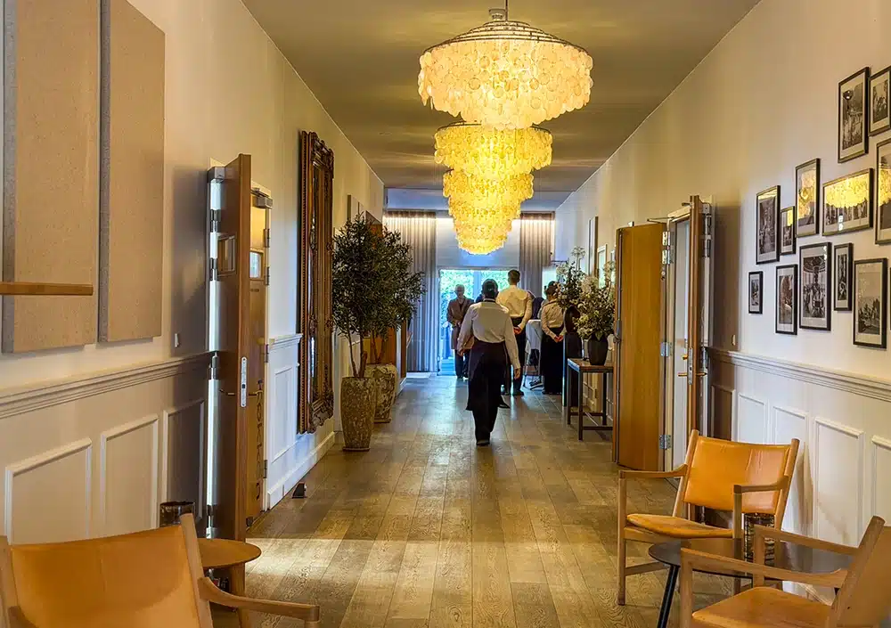 Gæster ankommer til brunch på Varna