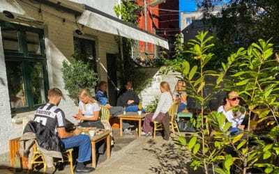 OS, Kaffe & Vin – et kulturhus forklædt som cafè i hjertet af Frederiksbjerg