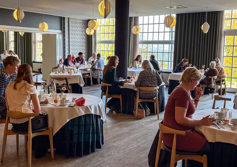 Gæster til brunch på Varna