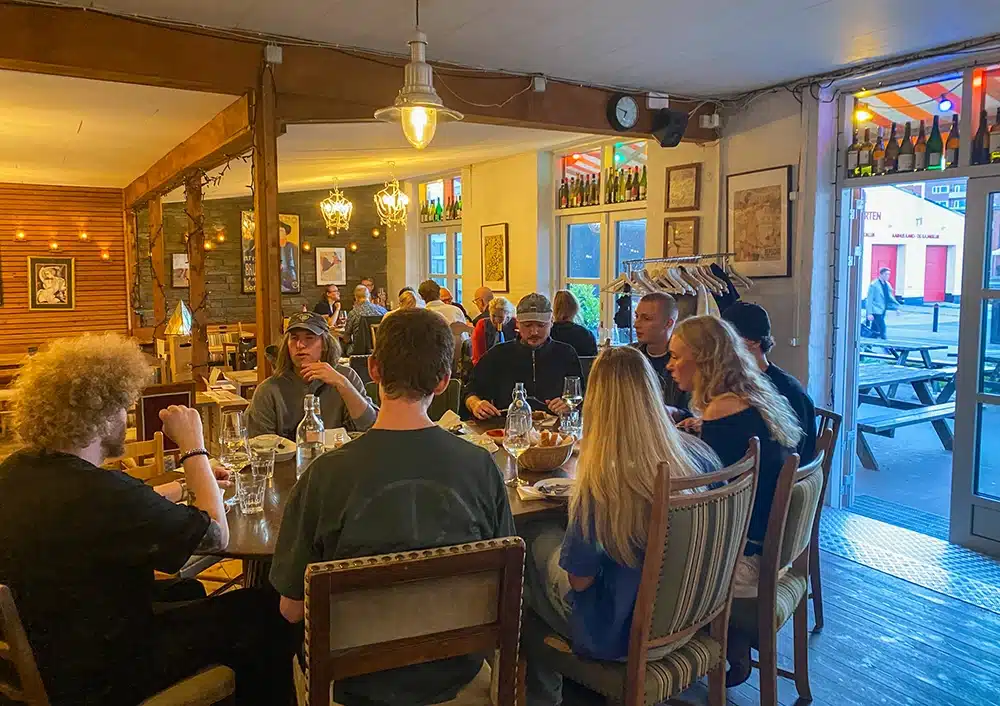 Hyggelig restaurantstemning med spisende gæster hos VinDanmark - Foto Signe Kjær Høiberg Hyggelig restaurantstemning med spisende gæster hos VinDanmark - Foto Signe Kjær Høiberg