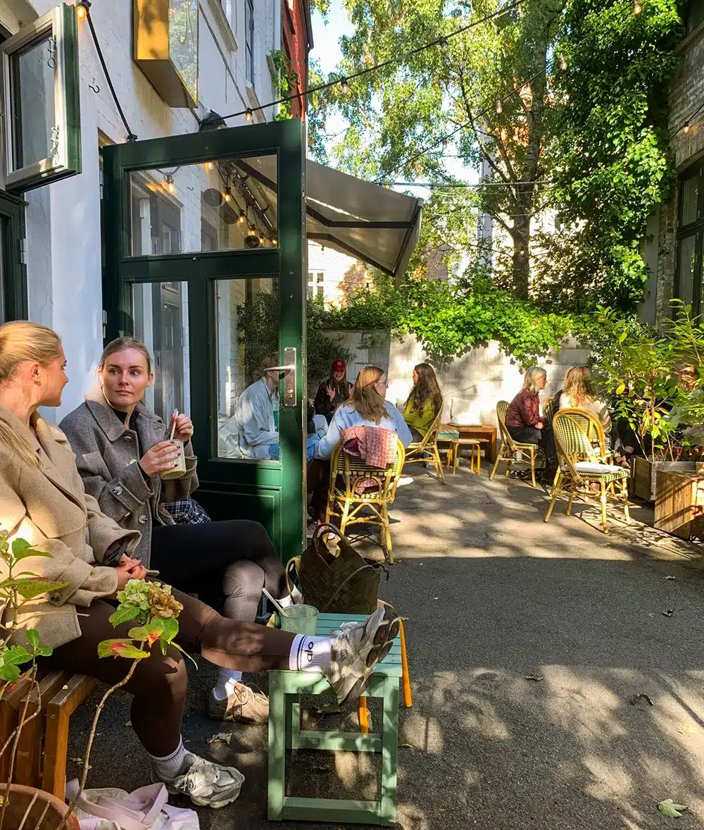 Hyggelig udeservering hos OS, Kaffe & Vin på Frederiksbjerg - Foto Signe Kjær Høiberg