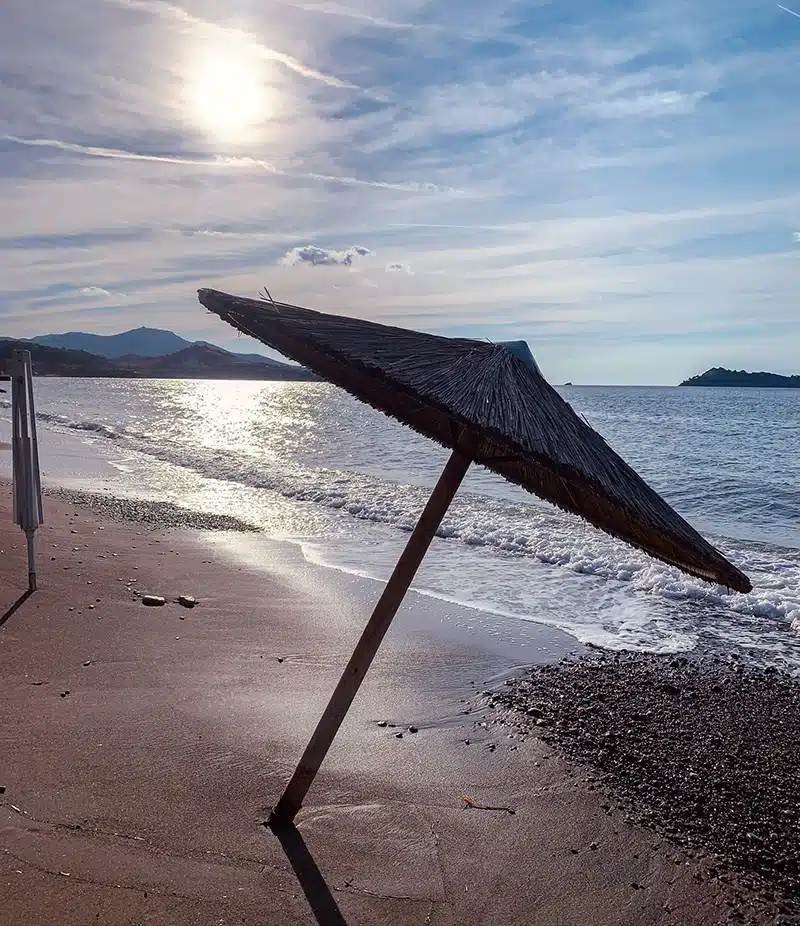 Lesbos - Grækenland med Aarhus Charter - parasol på strand