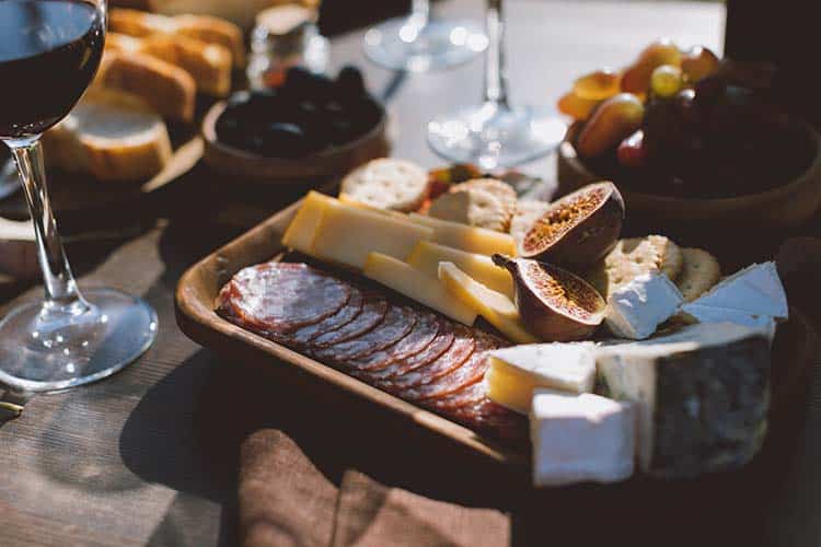 Käse und Wein auf der Dachterrasse von Salling – Envato-Bild