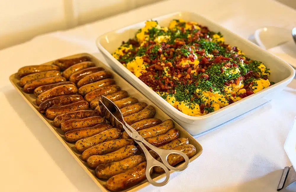Scrambled eggs med bacon og purløg og brunchpølser fra Silkeborg på Varnas brunchbuffet