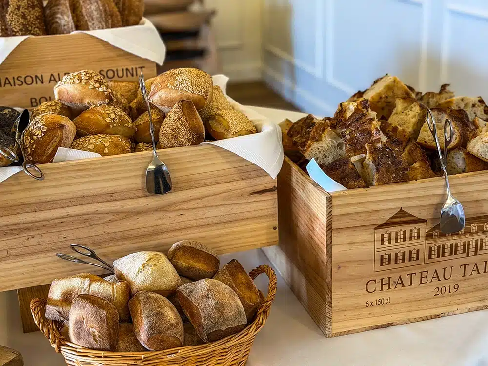Surdejsbrød og boller i trækasser på brunchbuffeten på Varna Palæet i Aarhus