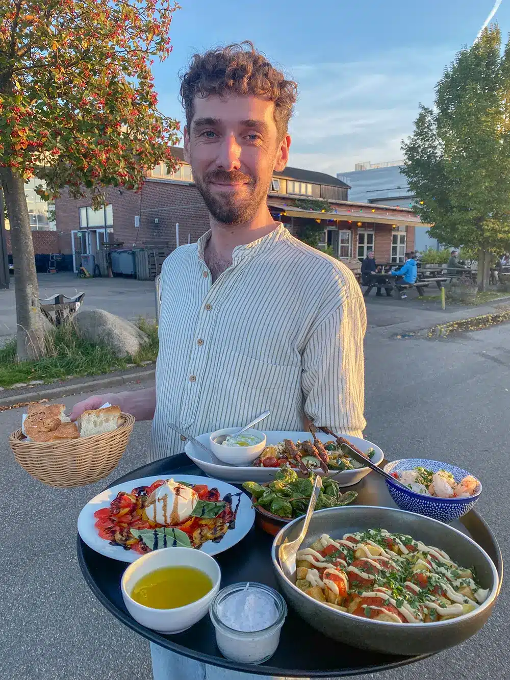Tjener serverer kokkens delemenu hos VinDanmark Tjener serverer kokkens delemenu hos VinDanmark